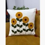 Ayçiçeği Desenli Panç Nakışlı Püsküllü Kırlent Kılıfı 45x45 cm