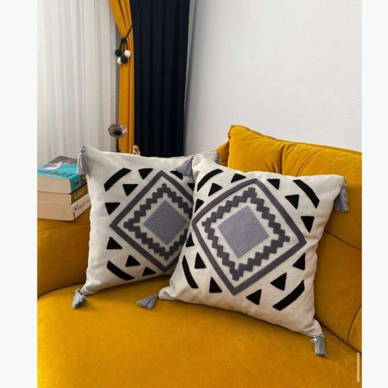 Gri Etnik Desenli Panç Nakışlı Püsküllü Kırlent Kılıfı 45x45 cm