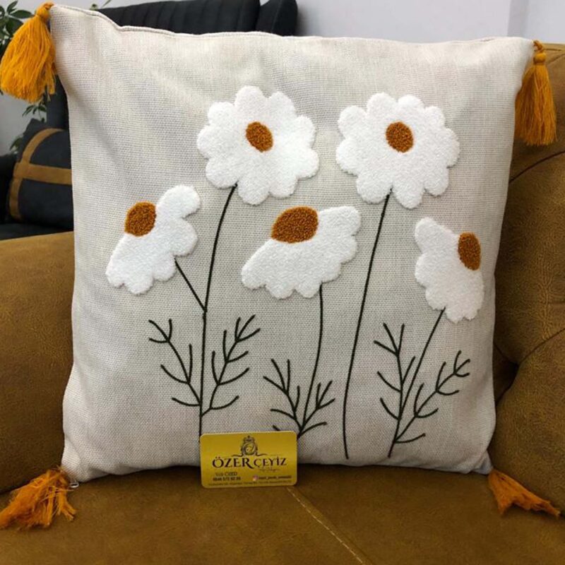 Papatya Desenli Panç Nakışlı Püsküllü Kırlent Kılıfı 45x45 cm