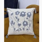 Gri Kır Çiçekleri Desenli Panç Nakışlı Püsküllü Kırlent Kılıfı 45x45 cm