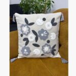 Gri Tonlarda Soyut Çiçekli Panç Nakışlı Püsküllü Kırlent Kılıfı 45x45 cm