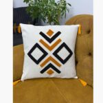 Etnik Kilim Desenli Panç Nakışlı Püsküllü Kırlent Kılıfı 45x45 cm